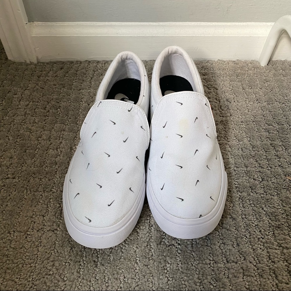NIKE Van style sneakers with swoosh design.